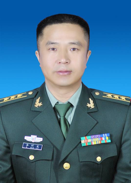 李明俊（中共扎赉诺尔区区委常委、区人武部政委）