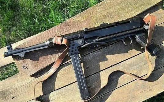 MP40冲锋枪（德国二战期间研制装备枪械）